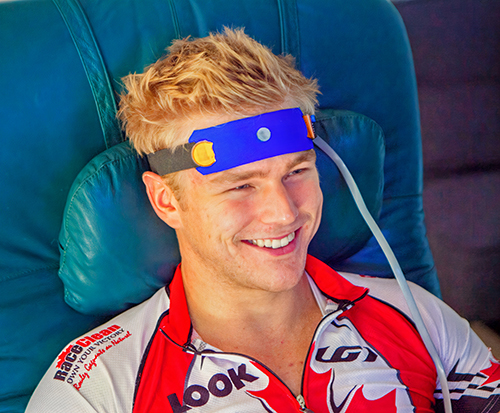 NIR-HEG diagram showing light refraction and blood oxygenation measurement